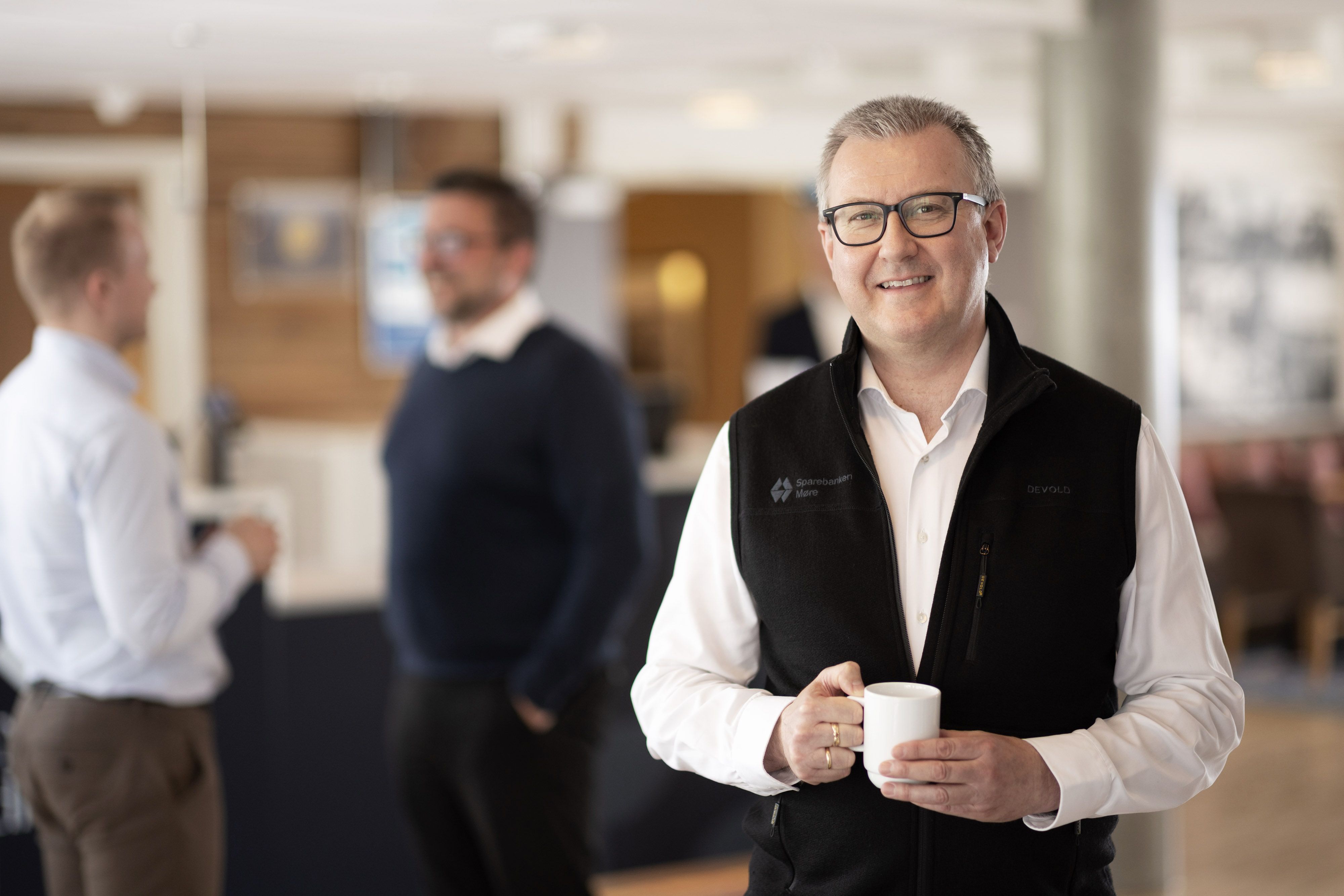 Svein Kjerstad, rådgiver i Sparebanken Møre, portrettert i bankens lokaler.