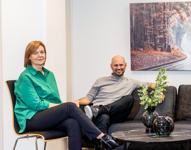 Daglig leder Siv Anita Vassli og en ansatt hos Spesialistbedriften i bedriftens lokaler.
