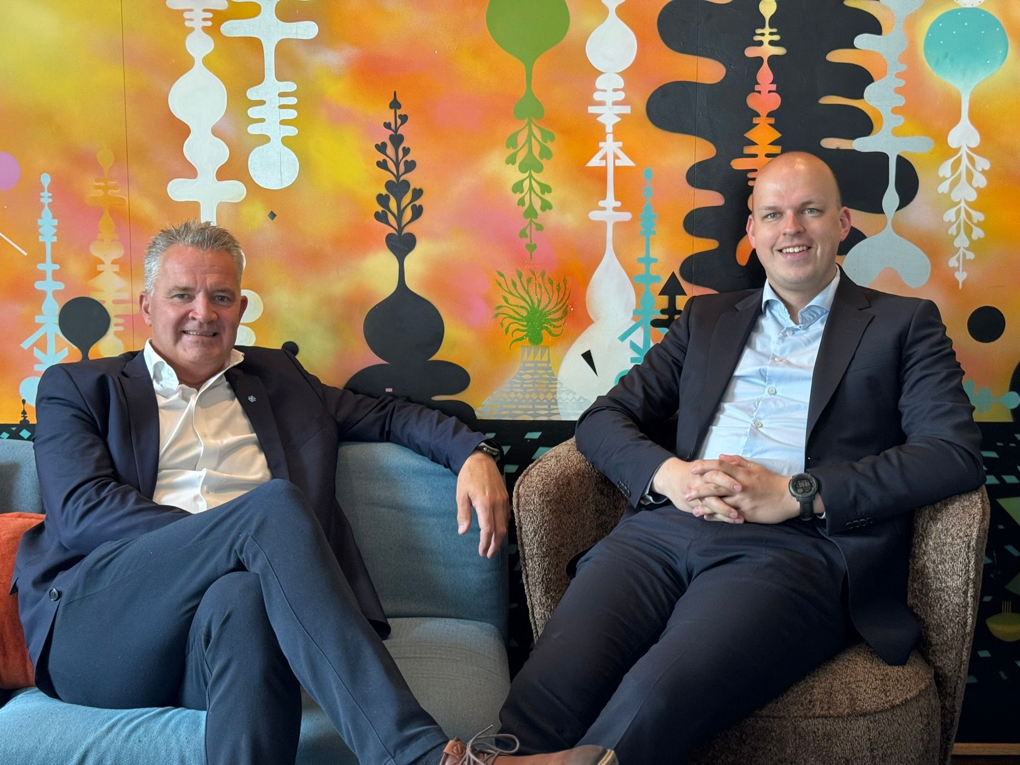 Kolbjørn Heggdal og Eirik Sponås, banksjefer for næringsliv i Sparebanken Møre.