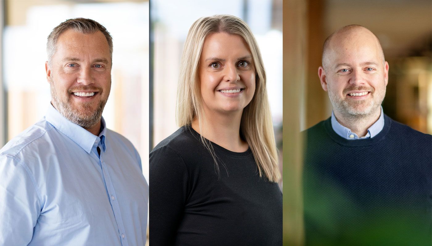 Bilde av tre forsikringsrådgivere,  en mann med grått hår, en dame med lyst hår og en mann uten hår.