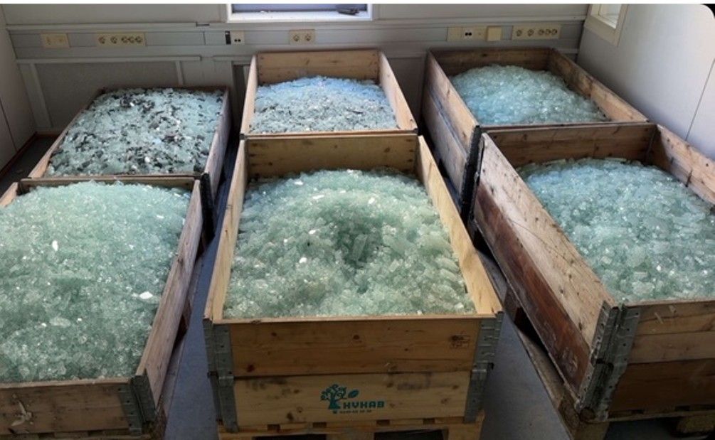 Store kasser med knust glass 