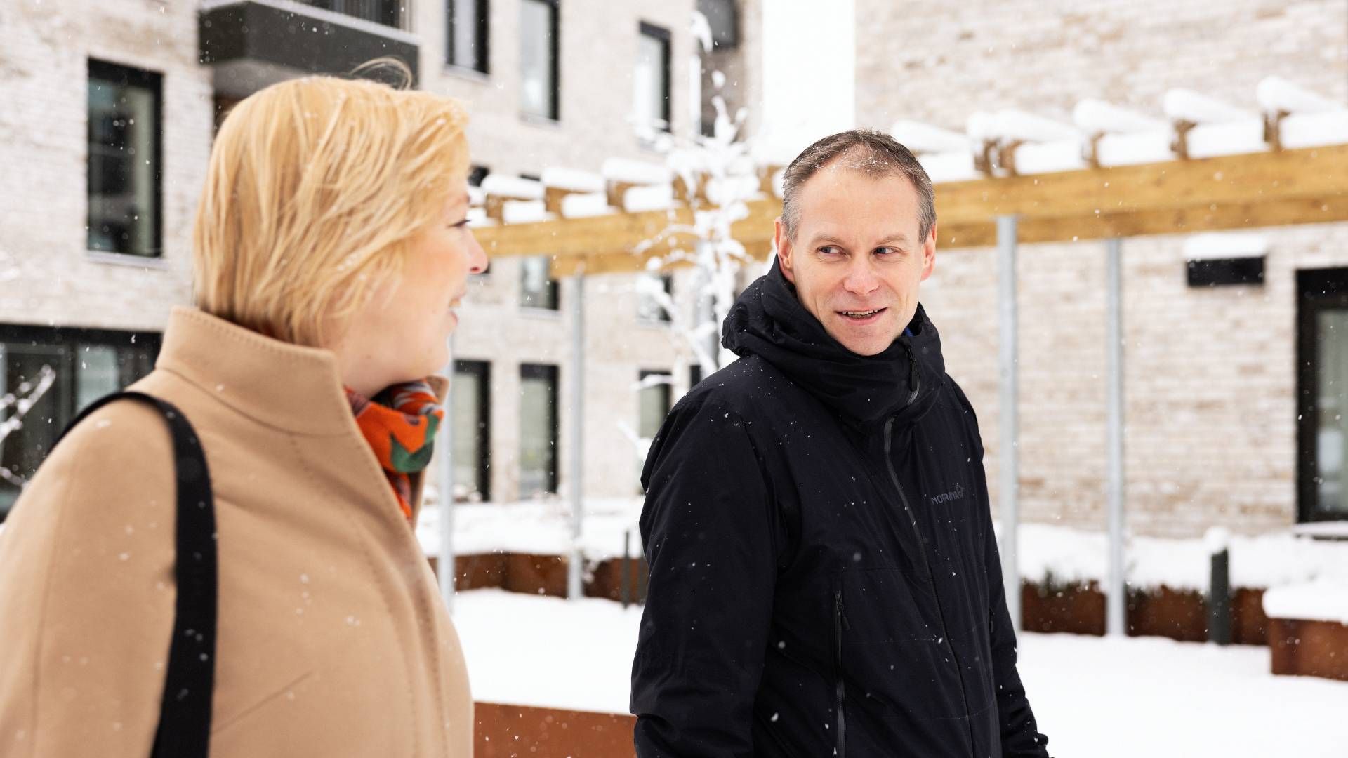 Rådgiver Robert Nerhus fra Sparebanken Møre og byggherre Inger Johanne Langeland på Daaetunet, et av bankens største boligprosjekter.