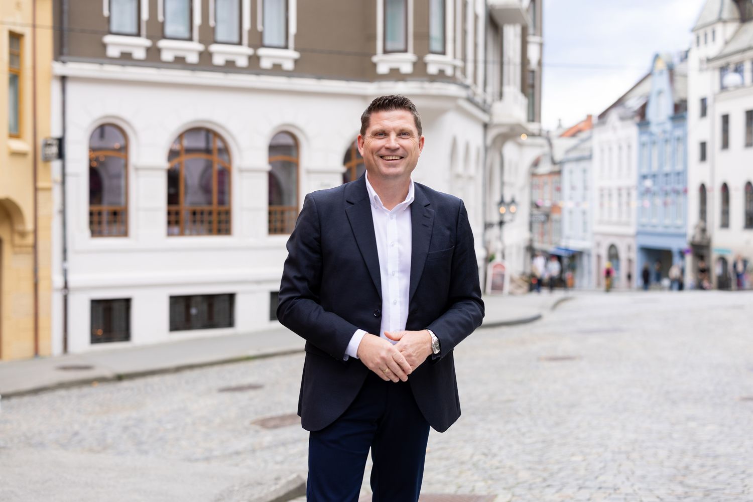 Trond Lars Nydal, adm. dir Sparebanken Møre, med bybildet i bakgrunnen. 