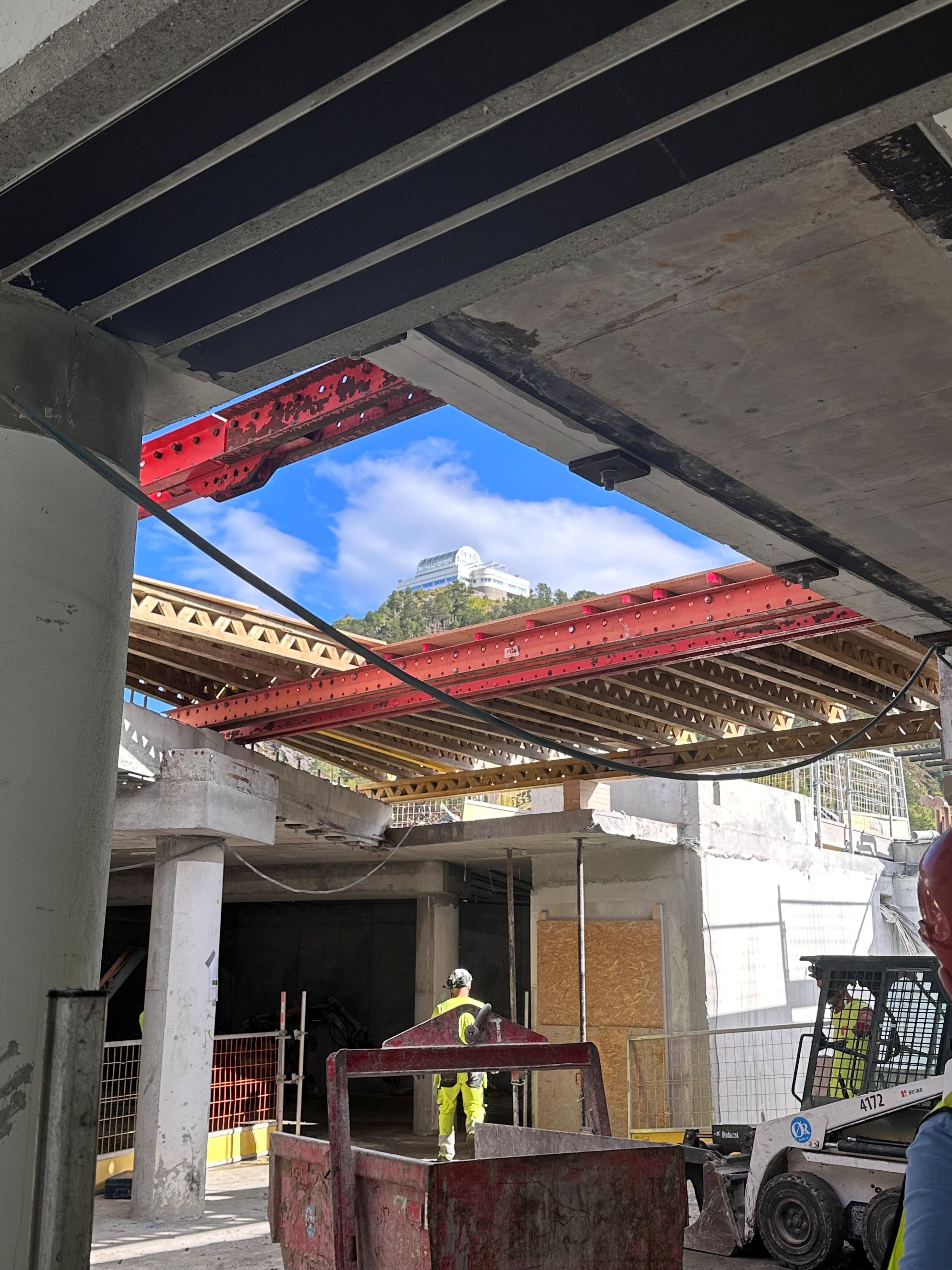 Lysgården tar form, og fra innvendig kan man nå se Fjellstua fra en ny vinkel. 